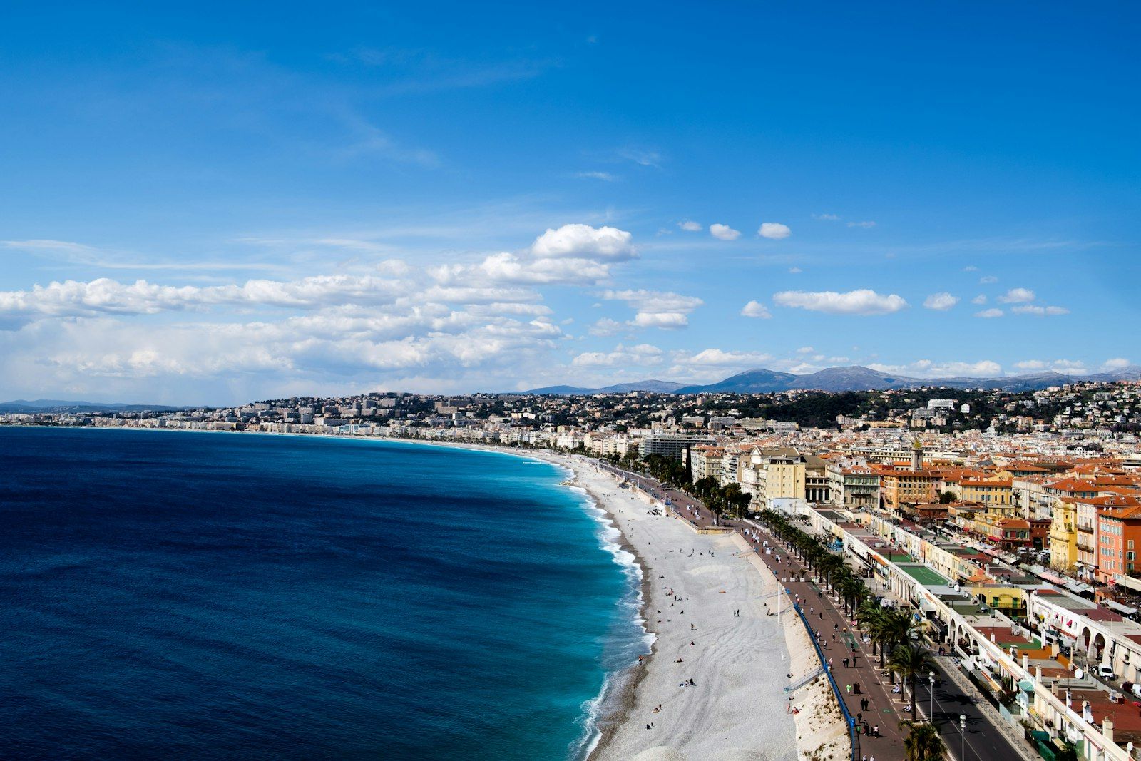 Vue aérienne de la baie des Anges et du littoral niçois